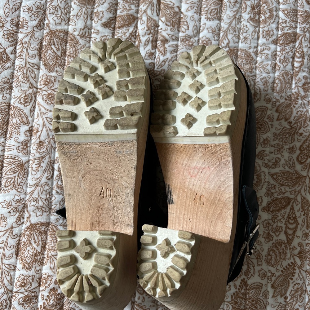 Lotta from Stockholm Black Leather Platform Clogs Tractor Sole - Picture 5 of 6